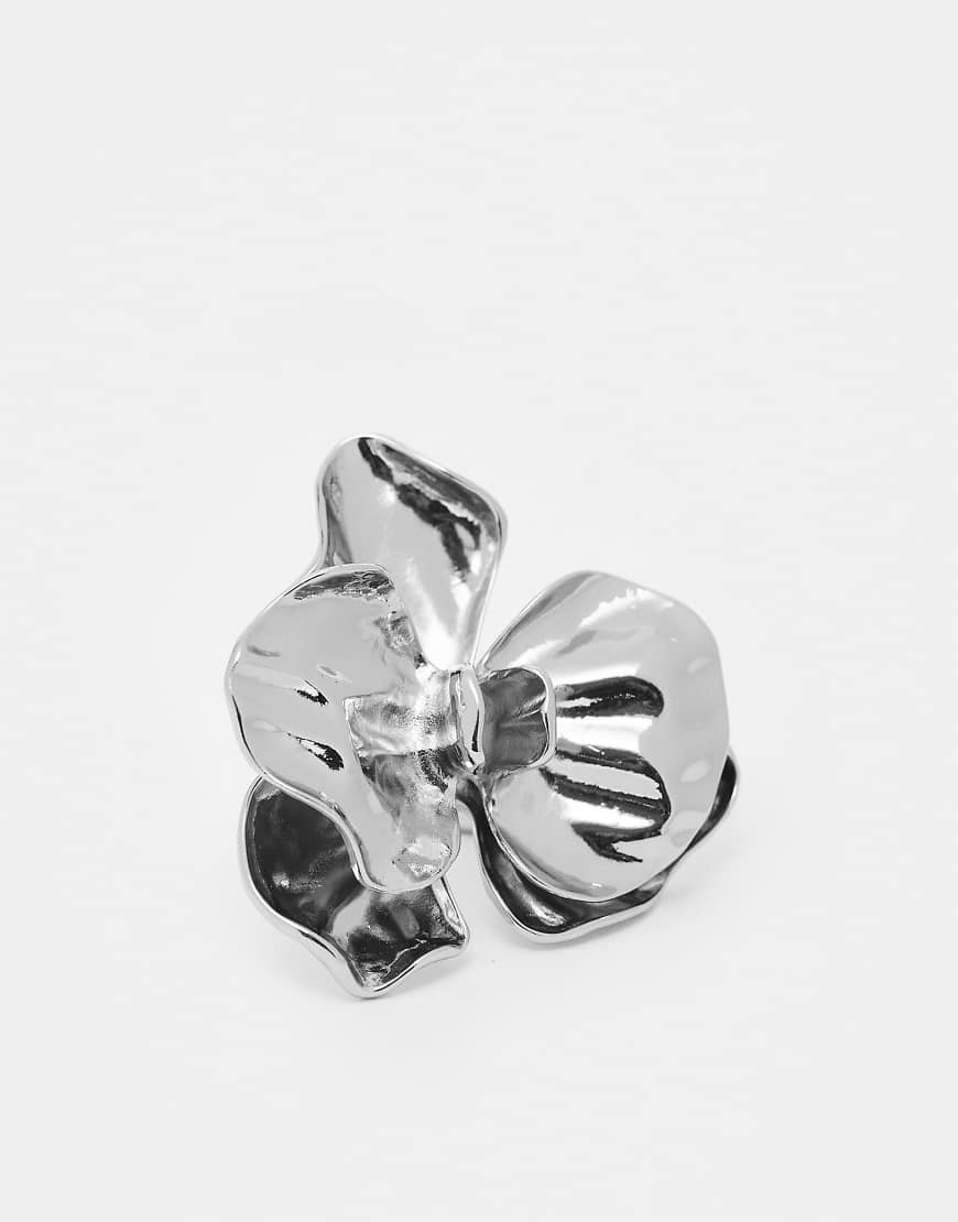 Reclaimed Vintage - Silberfarbener Oversize-Ring im Orchideen-Design von Reclaimed Vintage