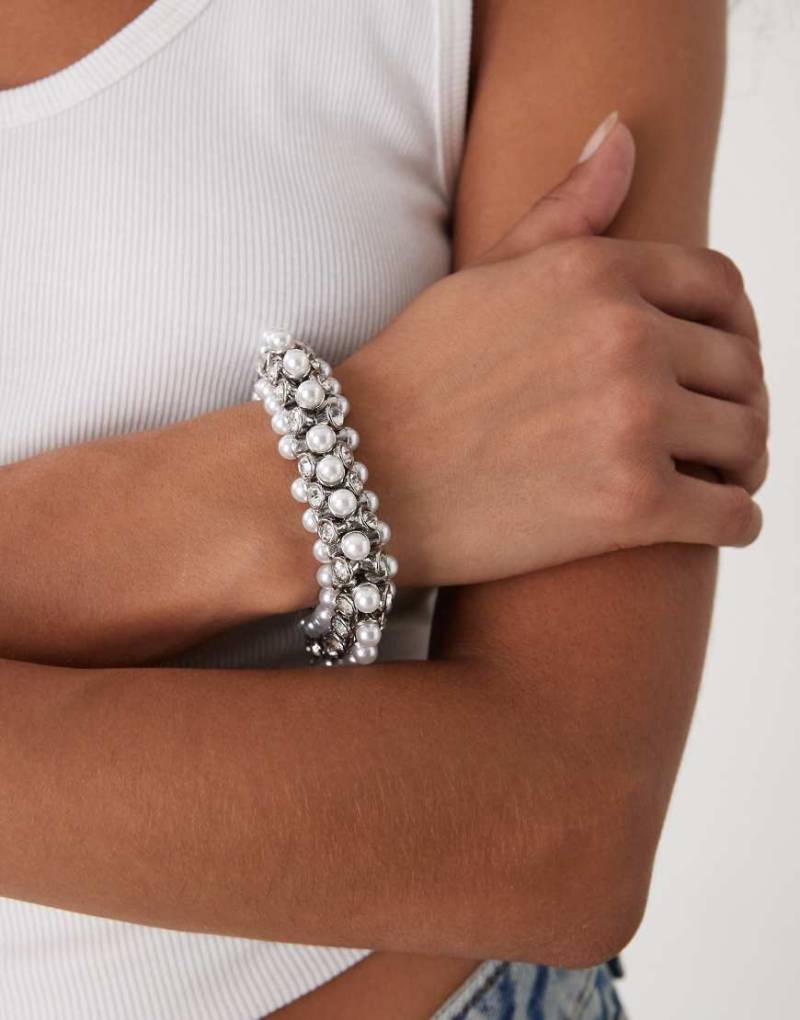 Reclaimed Vintage - Statement-Armband in Silber mit Perlenbesatz von Reclaimed Vintage