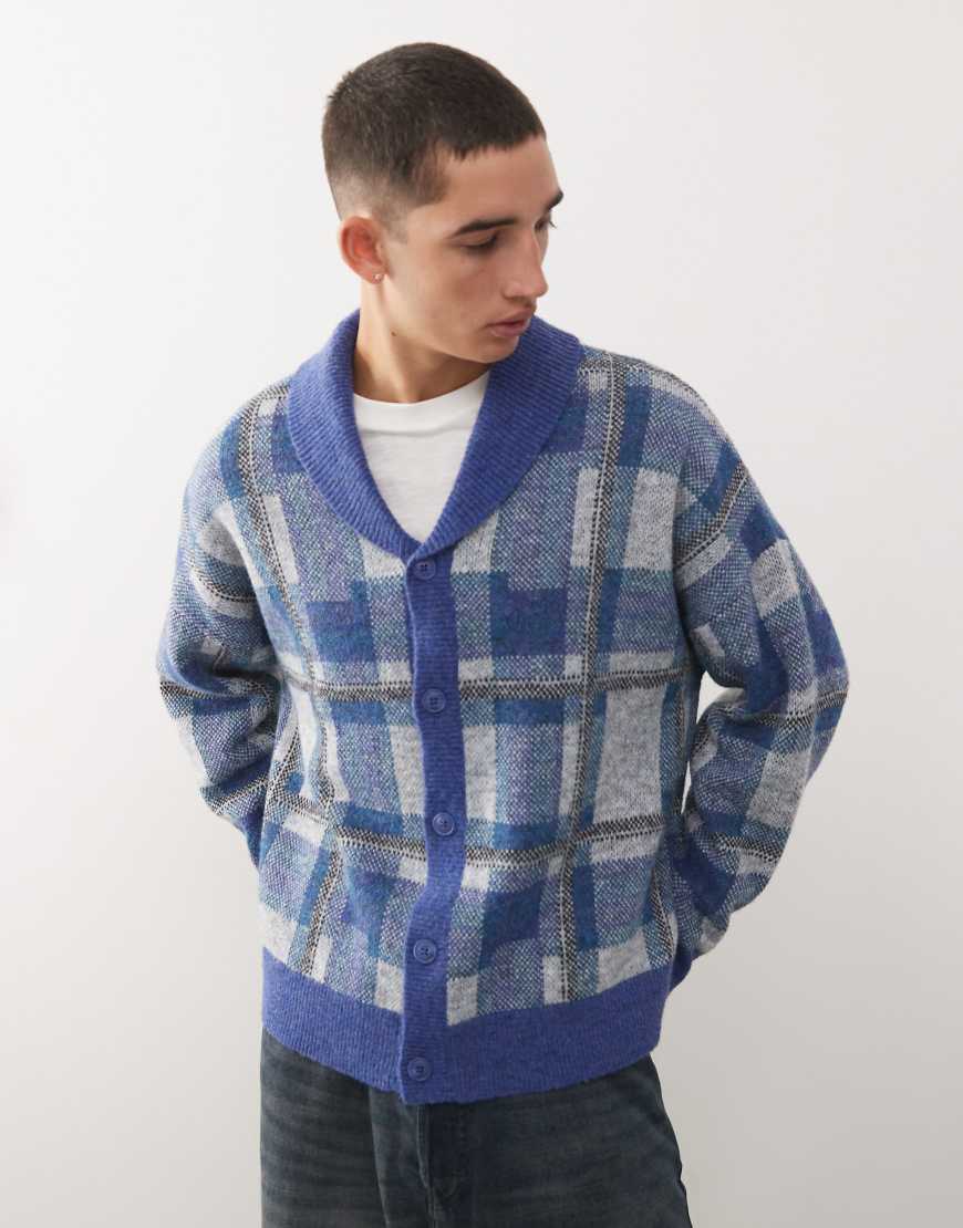 Reclaimed Vintage - Strickjacke in Blau kariert mit breitem Kragen Reclaimed Vintage - Strickjacke in Blau kariert mit breitem Kragen von Reclaimed Vintage