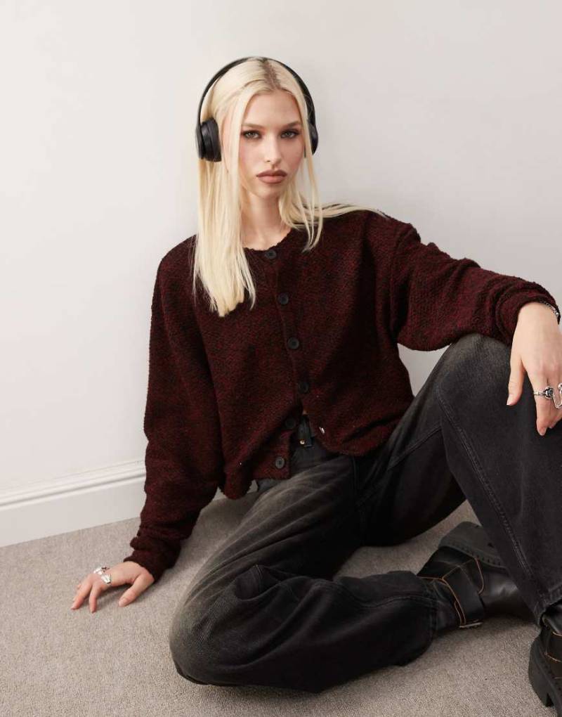 Reclaimed Vintage - Strickjacke in Burgunderrot mit Knopfleiste und Strukturmuster von Reclaimed Vintage