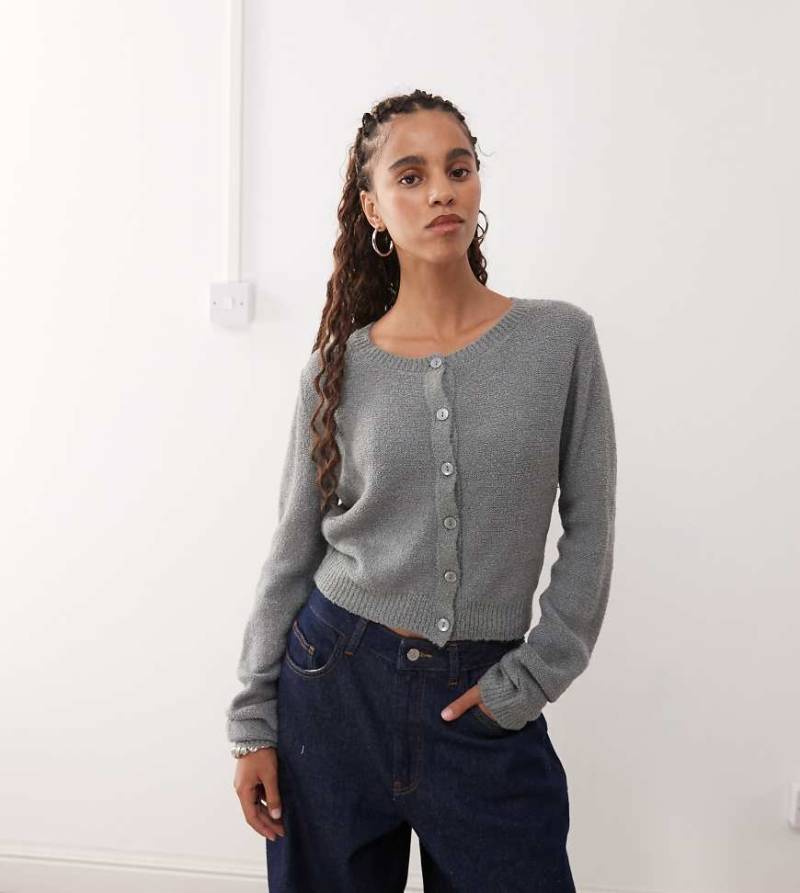 Reclaimed Vintage - Strickjacke in Grau mit knappem Schnitt von Reclaimed Vintage