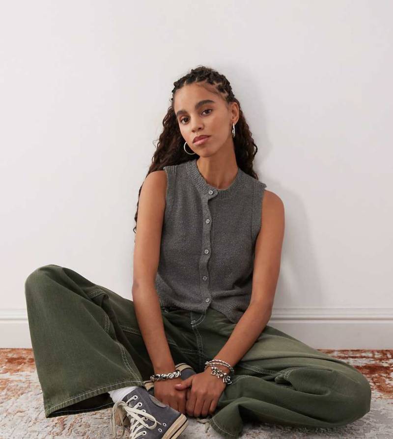 Reclaimed Vintage - Strick-Tanktop in Grau mit Knopfleiste von Reclaimed Vintage