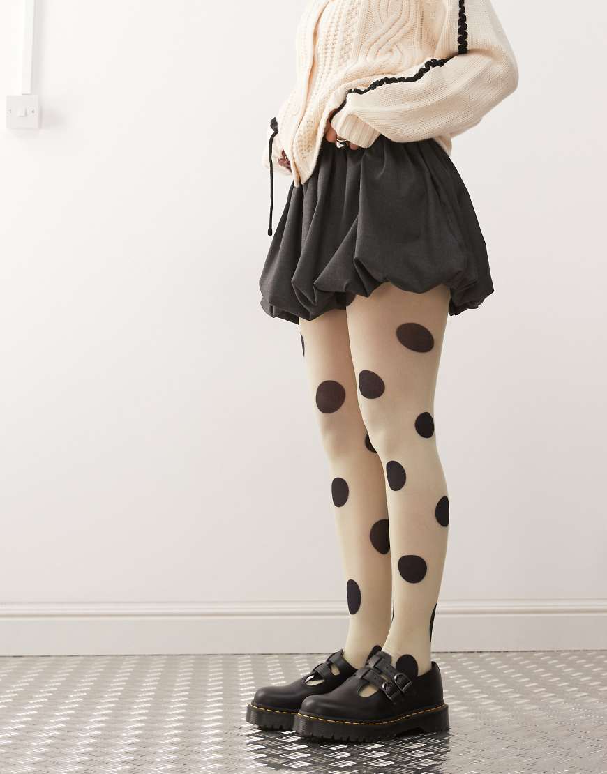 Reclaimed Vintage - Strumpfhose in Cremeweiß mit schwarzem Polka-Dot-Muster Reclaimed Vintage - Strumpfhose in Cremeweiß mit schwarzem Polka-Dot-Muster von Reclaimed Vintage