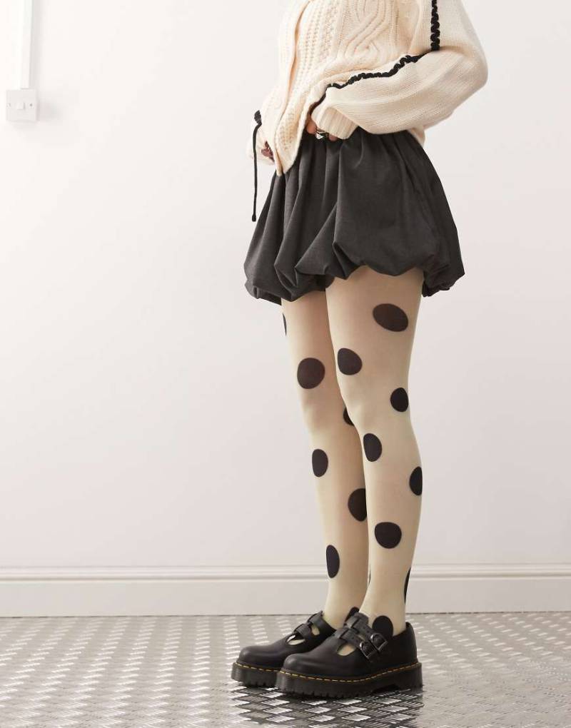 Reclaimed Vintage - Strumpfhose in Cremeweiß mit schwarzem Polka-Dot-Muster von Reclaimed Vintage