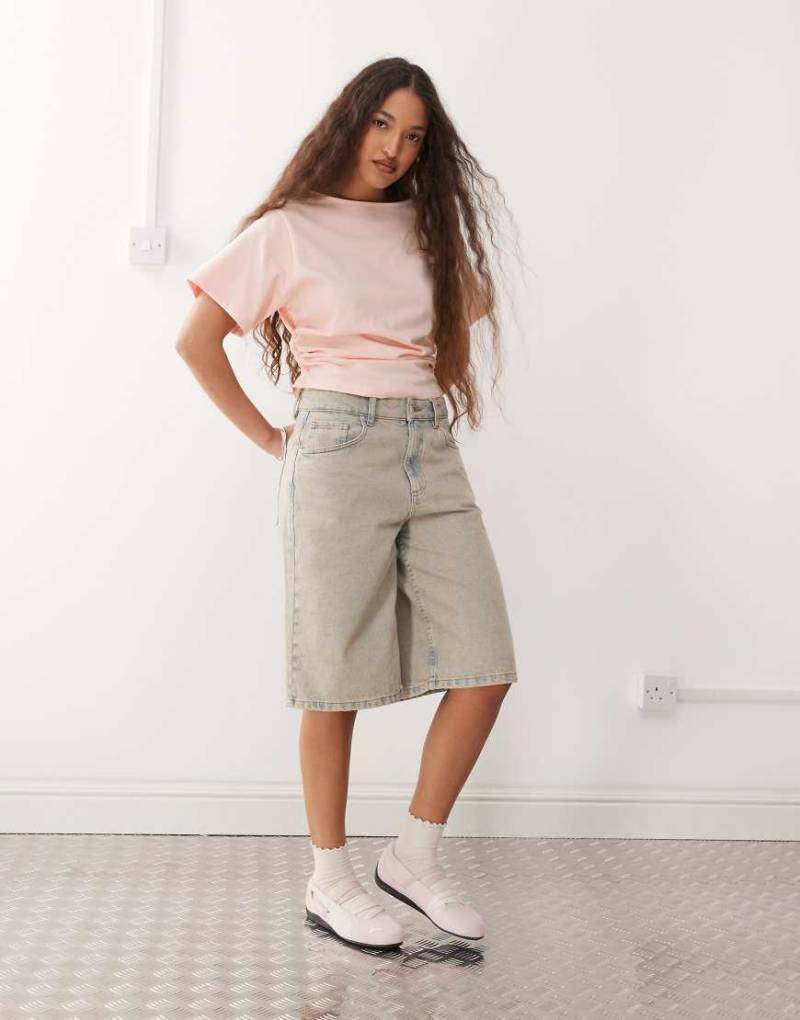 Reclaimed Vintage - T-Shirt in Babyrosa mit U-Boot-Ausschnitt und geraffter Taillenpartie von Reclaimed Vintage