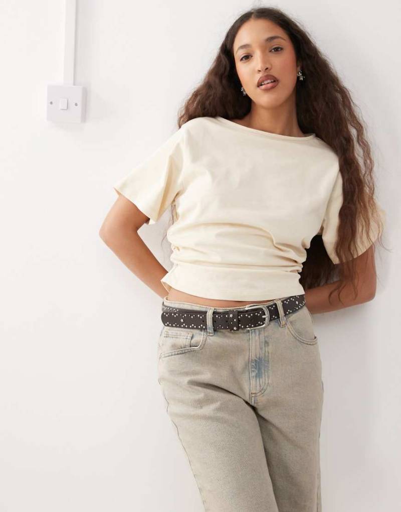 Reclaimed Vintage - T-Shirt in Buttermilchgelb mit U-Boot-Ausschnitt geraffter Taillenpartie von Reclaimed Vintage