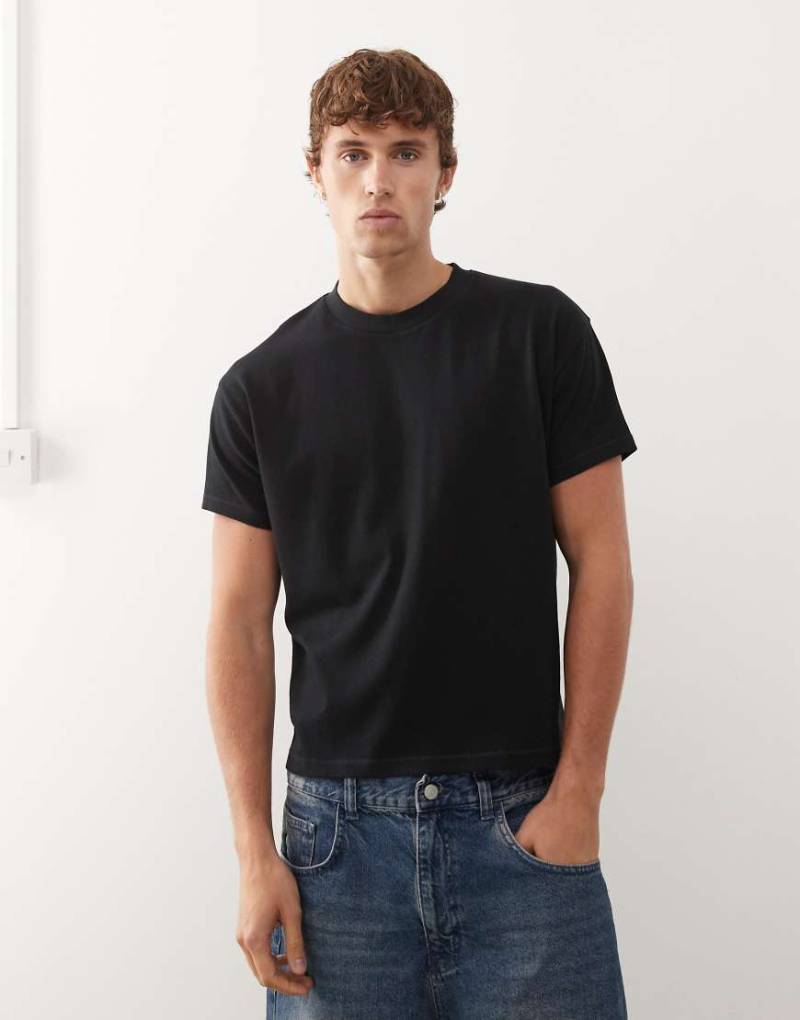 Reclaimed Vintage - T-Shirt in Schwarz mit kurzem, kastigem Schnitt von Reclaimed Vintage