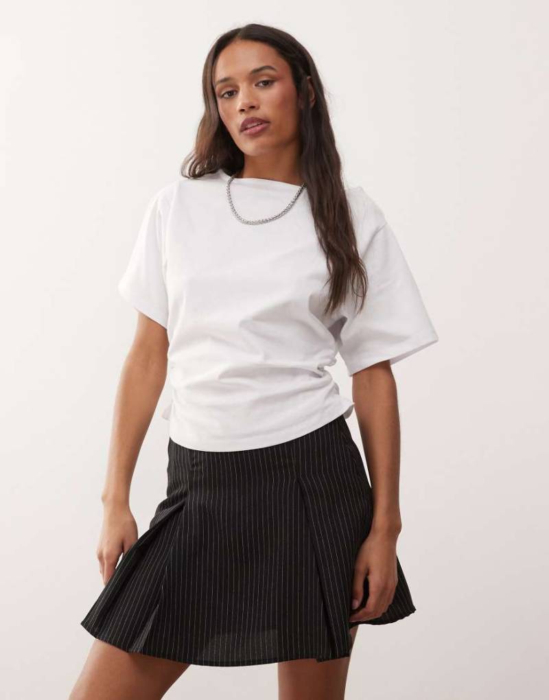 Reclaimed Vintage - T-Shirt in Weiß mit U-Boot-Ausschnitt und geraffter Taillenpartie von Reclaimed Vintage