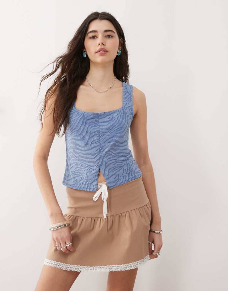 Reclaimed Vintage - Tanktop in Blau mit geflocktem Zebra-Muster und geteilter Front von Reclaimed Vintage