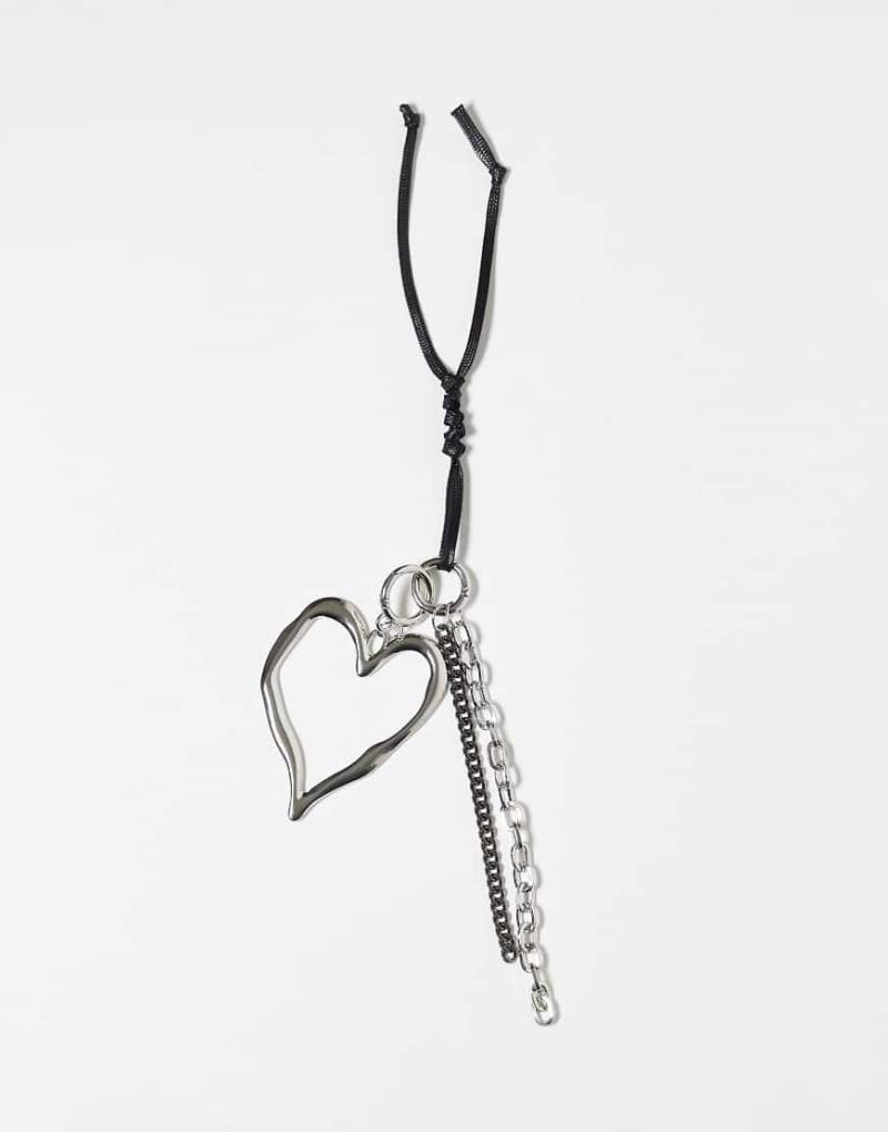 Reclaimed Vintage - Taschen-/Schlüsselanhänger in Silberoptik mit Herzdetail und schwarzem Schleifenband von Reclaimed Vintage