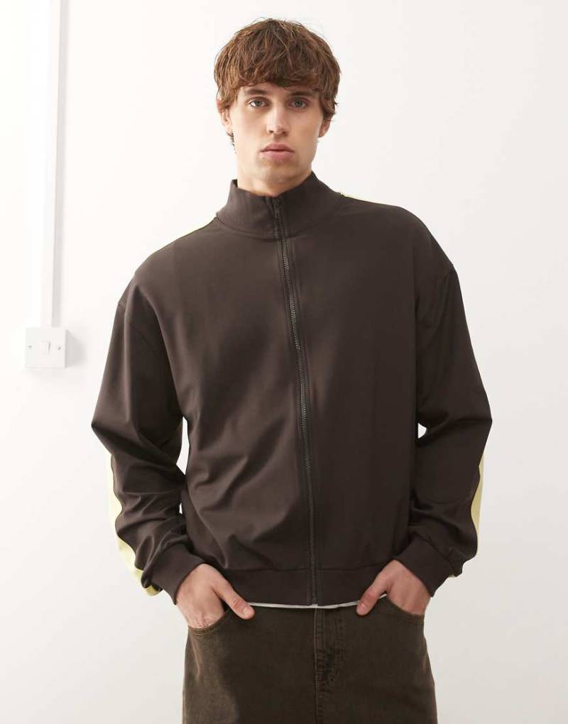 Reclaimed Vintage - Trainingsjacke in Braun mit seitlichem gelbem Streifen-Brown von Reclaimed Vintage