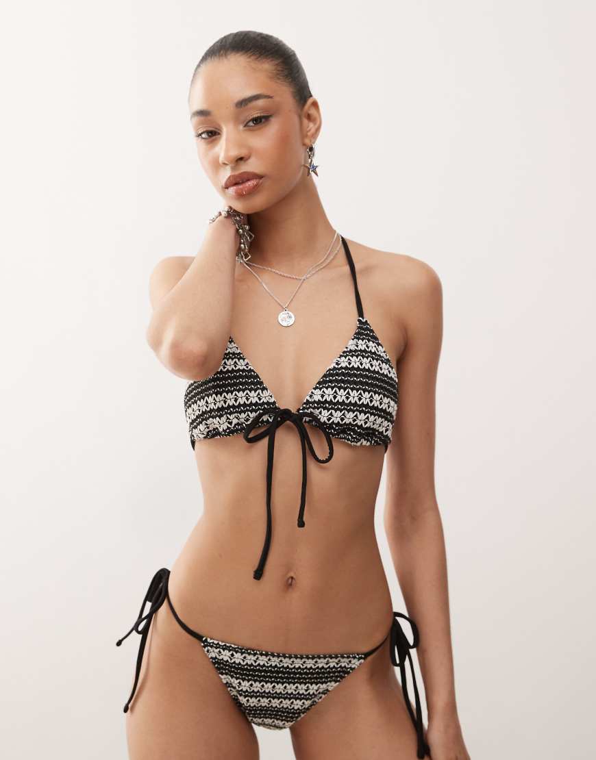 Reclaimed Vintage - Triangel-Bikinioberteil aus Häkelstoff in Schwarz und Weiß mit gebundener Vorderseite-Bunt von Reclaimed Vintage