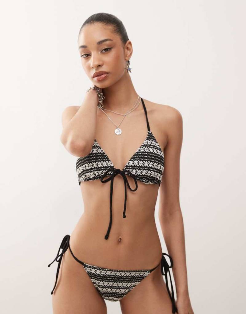 Reclaimed Vintage - Triangel-Bikinioberteil aus Häkelstoff in Schwarz und Weiß mit gebundener Vorderseite-Bunt von Reclaimed Vintage