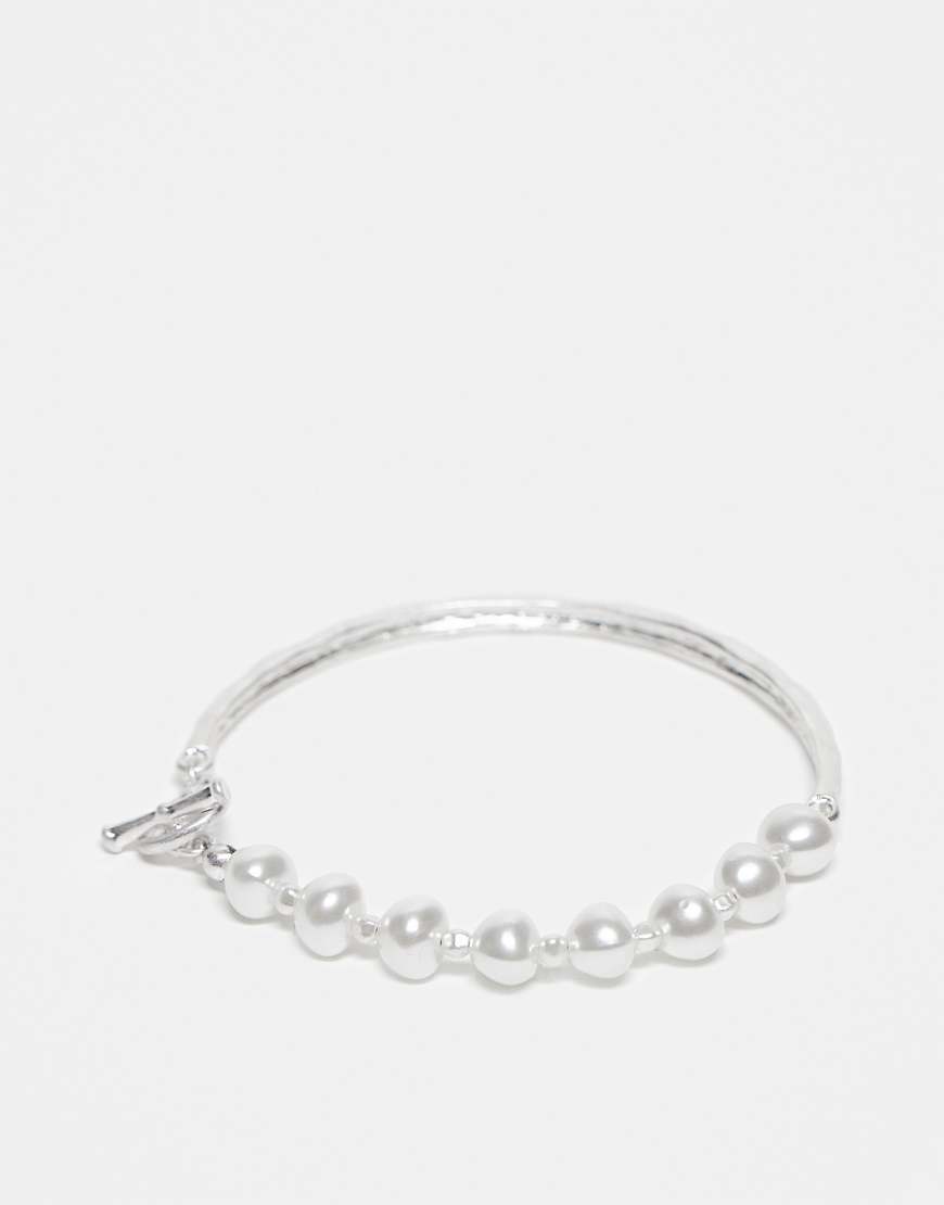 Reclaimed Vintage - Unisex-Armreif in Silber-Optik mit Perlenkettendetail von Reclaimed Vintage