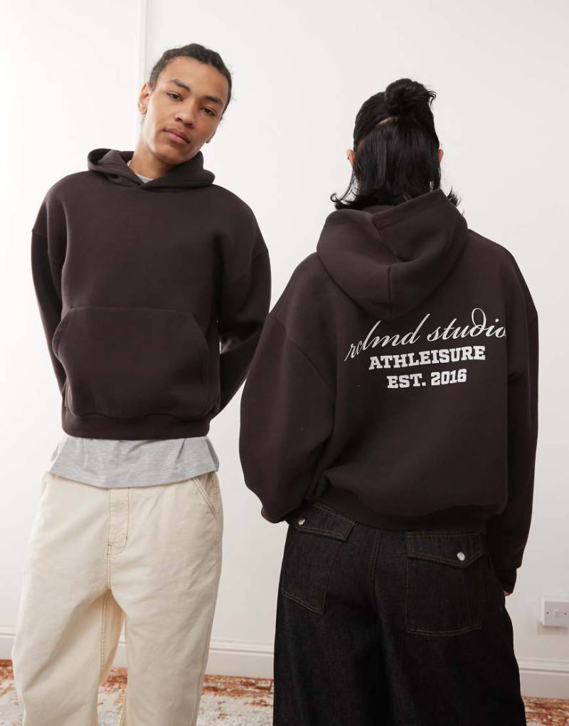 Reclaimed Vintage - Unisex - Cropped Kapuzenpullover in Boxy-Passform in Schokoladenbraun mit Logo von Reclaimed Vintage