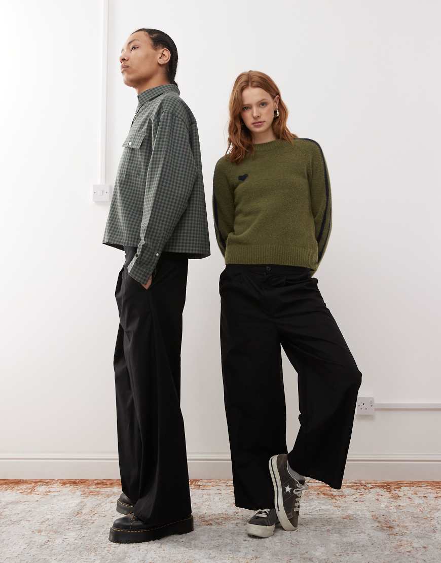 Reclaimed Vintage - Unisex-Hose im Bermuda-Stil in Schwarz Reclaimed Vintage - Unisex-Hose im Bermuda-Stil in Schwarz von Reclaimed Vintage