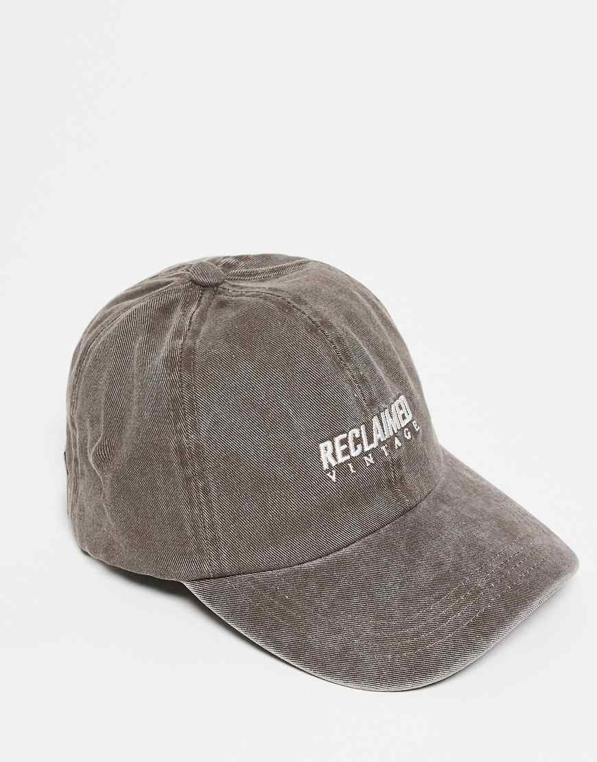 Reclaimed Vintage - Unisex-Kappe in verwaschenem Braun mit Logo-Brown Reclaimed Vintage - Unisex-Kappe in verwaschenem Braun mit Logo-Brown von Reclaimed Vintage