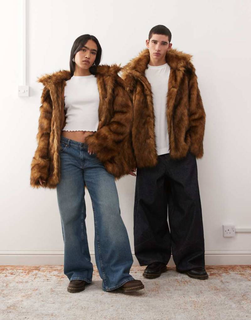 Reclaimed Vintage - Unisex-Kapuzenjacke aus Kunstpelz in Braun mit Oversize-Schnitt-Brown von Reclaimed Vintage