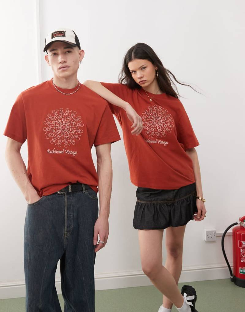 Reclaimed Vintage - Unisex - Oversize-T-Shirt in Rot mit Grafik-Stickerei von Reclaimed Vintage