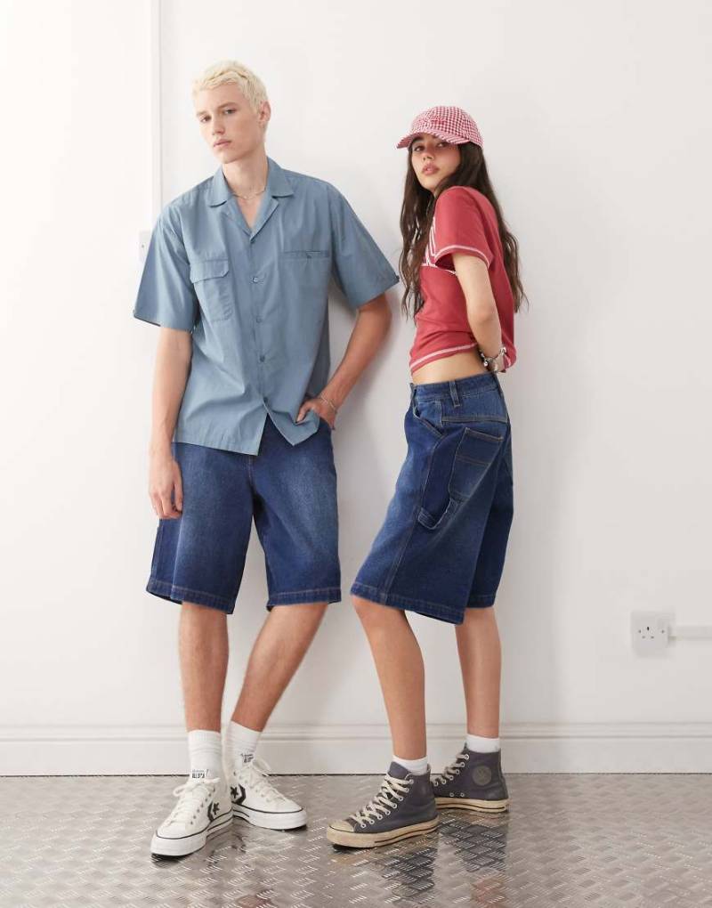Reclaimed Vintage - Unisex-Skater-Shorts aus Denim in blauer Waschung von Reclaimed Vintage