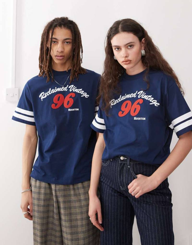 Reclaimed Vintage - Kastiges Cropped Unisex-T-Shirt in Marineblau mit College-Grafikprint und schmalem Schnitt von Reclaimed Vintage