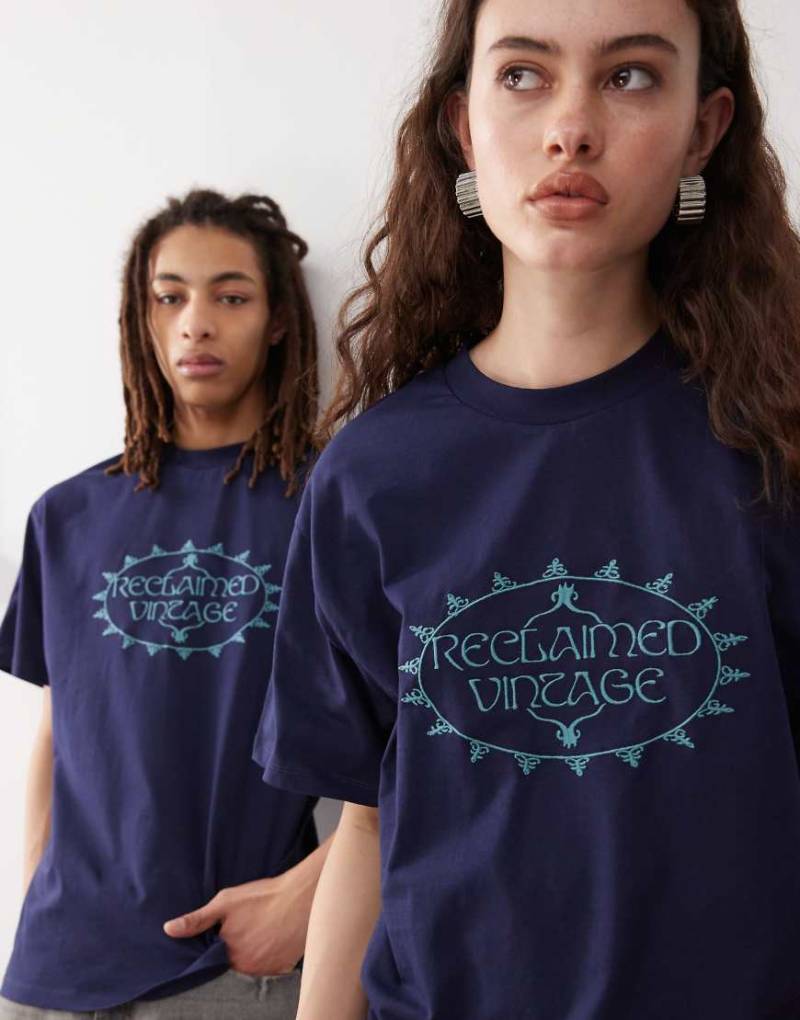Reclaimed Vintage - Unisex-T-Shirt in Marineblau mit Stickerei und Oversize-Passform von Reclaimed Vintage
