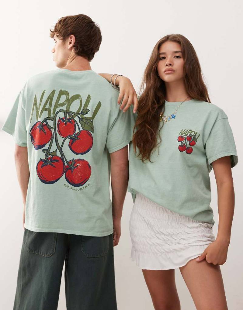 Reclaimed Vintage - Unisex-T-Shirt in Oversize in verwaschenem Salbeigrün mit Tomaten-Grafikprint am Rücken von Reclaimed Vintage