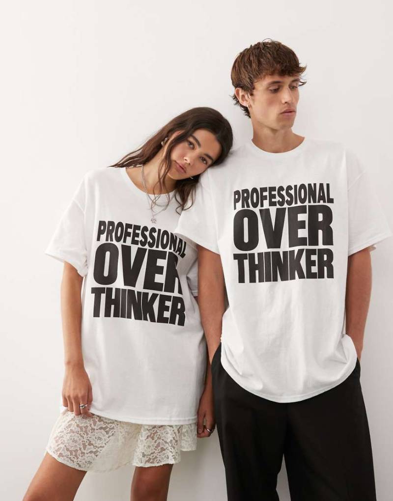 Reclaimed Vintage - Unisex-T-Shirt in Weiß mit „Professional Over Thinker"-Grafikprint von Reclaimed Vintage