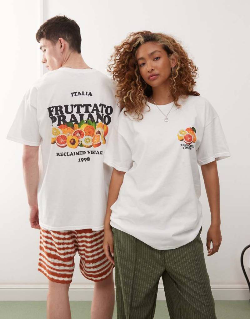 Reclaimed Vintage - Unisex-T-Shirt in Weiß mit Oversize-Passform und Früchte-Grafikprint am Rücken von Reclaimed Vintage