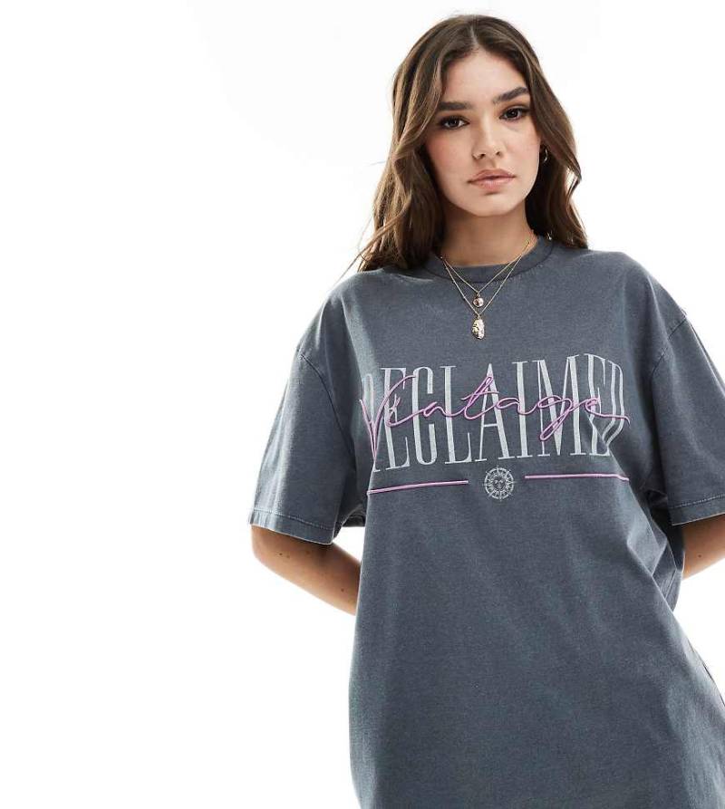 Reclaimed Vintage - Verwaschenes Oversize-T-Shirt mit Logo-Grau von Reclaimed Vintage
