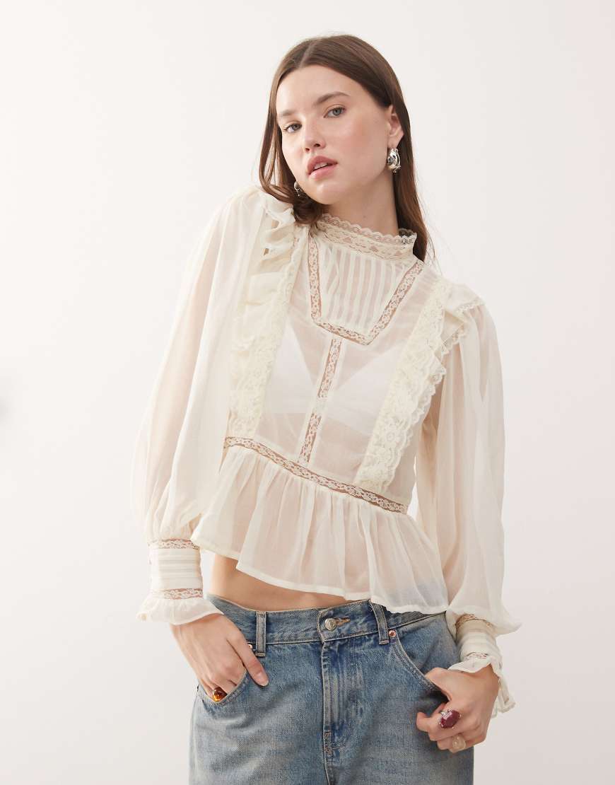 Reclaimed Vintage - Transparentes, hochgeschlossenes Western-Top in Wollweiß mit Biesen von Reclaimed Vintage