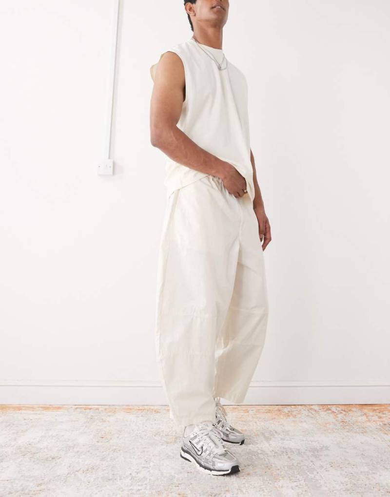 Reclaimed Vintage - Weit geschnittene Cargohose in Ecru mit Barrel-Leg-Design-Weiß von Reclaimed Vintage