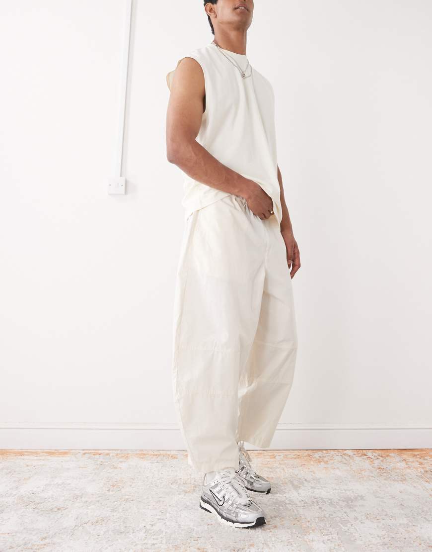 Reclaimed Vintage - Weit geschnittene Cargohose in Ecru mit Barrel-Leg-Design-Weiß von Reclaimed Vintage