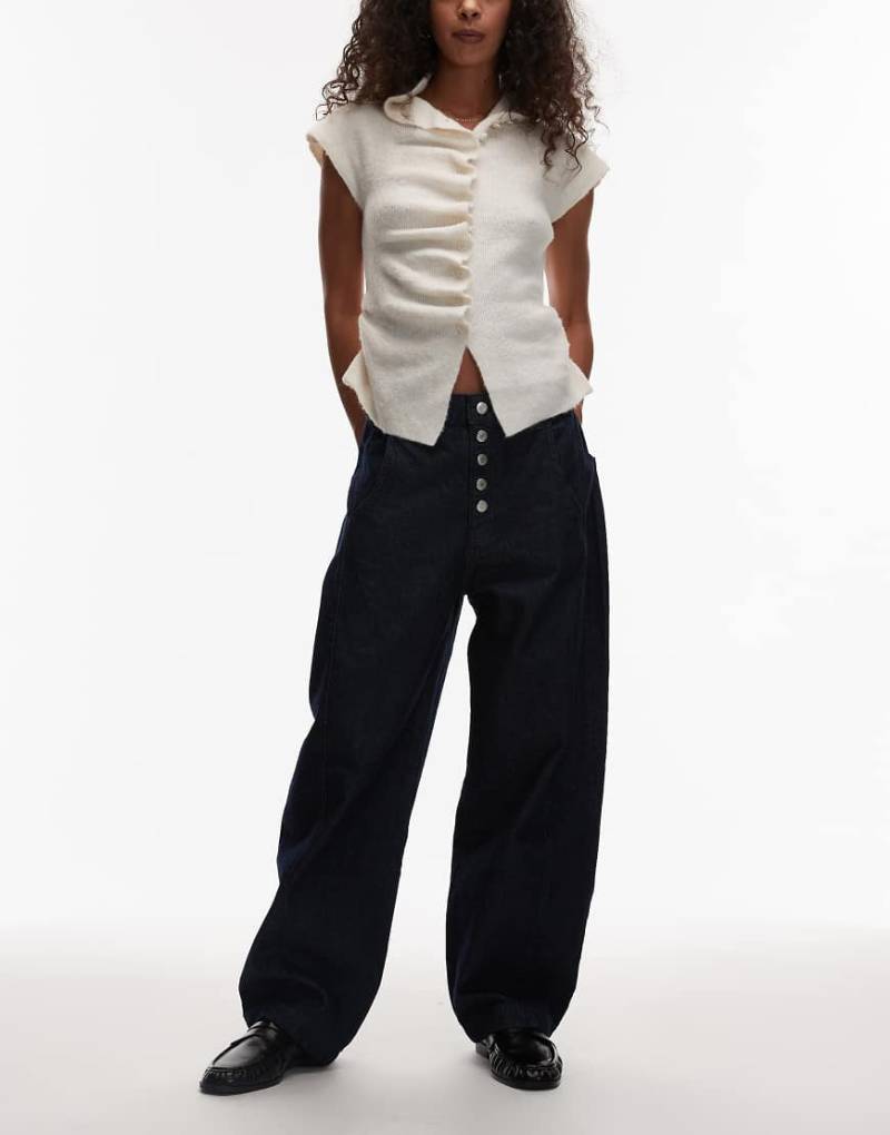 Reclaimed Vintage - Weite Barrel-Jeans mit geknöpftem Hosenschlitz und Indigo-Rinse-Waschung-Blau von Reclaimed Vintage