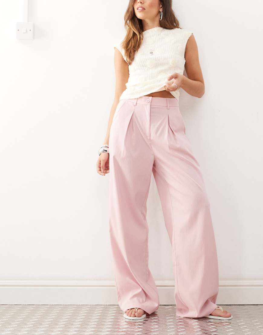 Reclaimed Vintage - Weite, elegante Hose in gestreiftem Rosa-Blau von Reclaimed Vintage