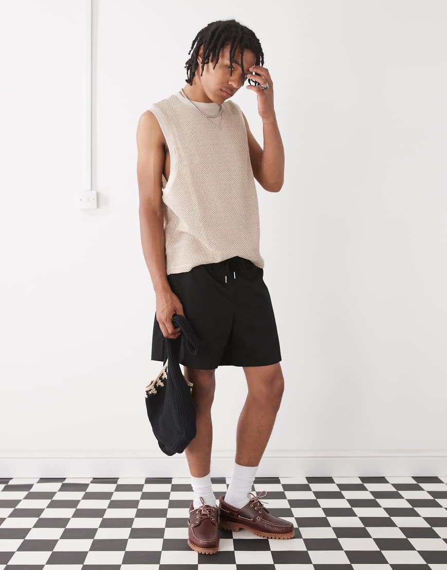 Reclaimed Vintage - Weite, kurz geschnittene Chinoshorts zum Hineinschlüpfen in Schwarz Reclaimed Vintage - Weite, kurz geschnittene Chinoshorts zum Hineinschlüpfen in Schwarz von Reclaimed Vintage