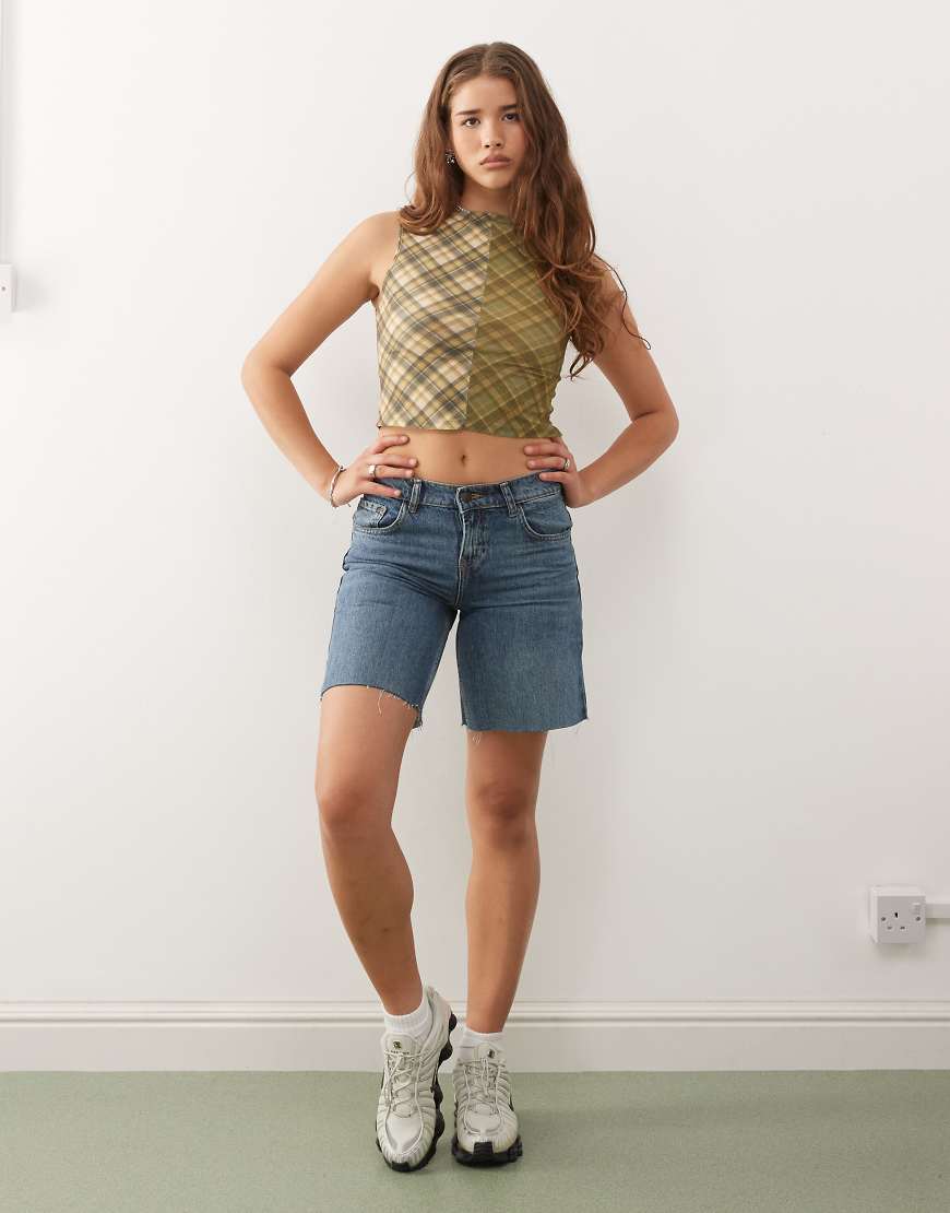 Reclaimed Vintage - Ausgestellte Dad-Jeansshorts mit Waschung in Blau Reclaimed Vintage - Ausgestellte Dad-Jeansshorts mit Waschung in Blau von Reclaimed Vintage