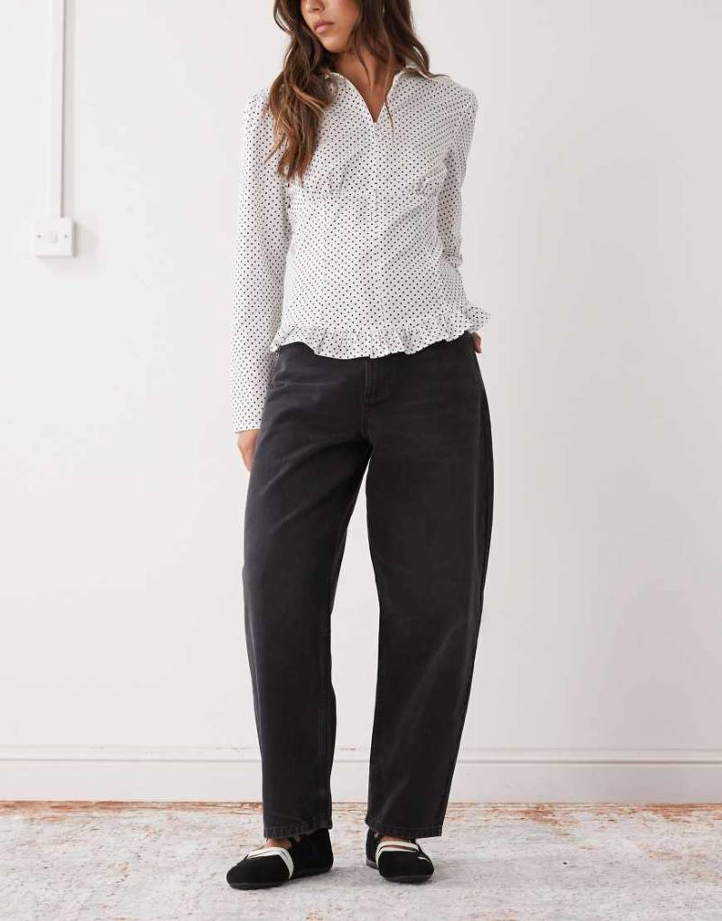 Reclaimed Vintage - Weite Barrel-Jeans aus Denim in Schwarz von Reclaimed Vintage