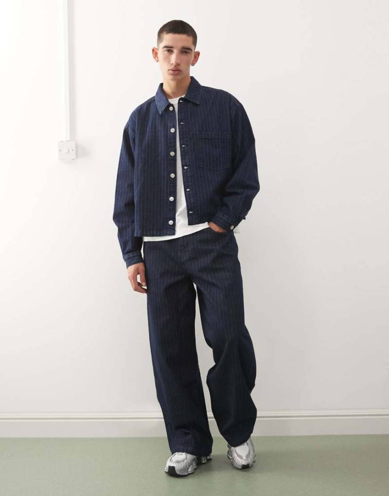 Reclaimed Vintage - Weite Jeans in Blau mit Nadelstreifen und weitem Bein, Kombiteil-Bunt von Reclaimed Vintage