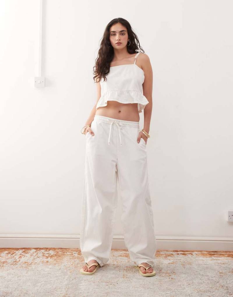 Reclaimed Vintage - Weite Jeans aus weichem Denim-Twill in Ecru mit Kordelzug, Kombiteil-Weiß von Reclaimed Vintage