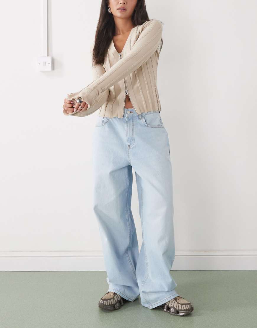 Reclaimed Vintage - Weite Jeans in hellblauer Waschung mit weitem Bein Reclaimed Vintage - Weite Jeans in hellblauer Waschung mit weitem Bein von Reclaimed Vintage