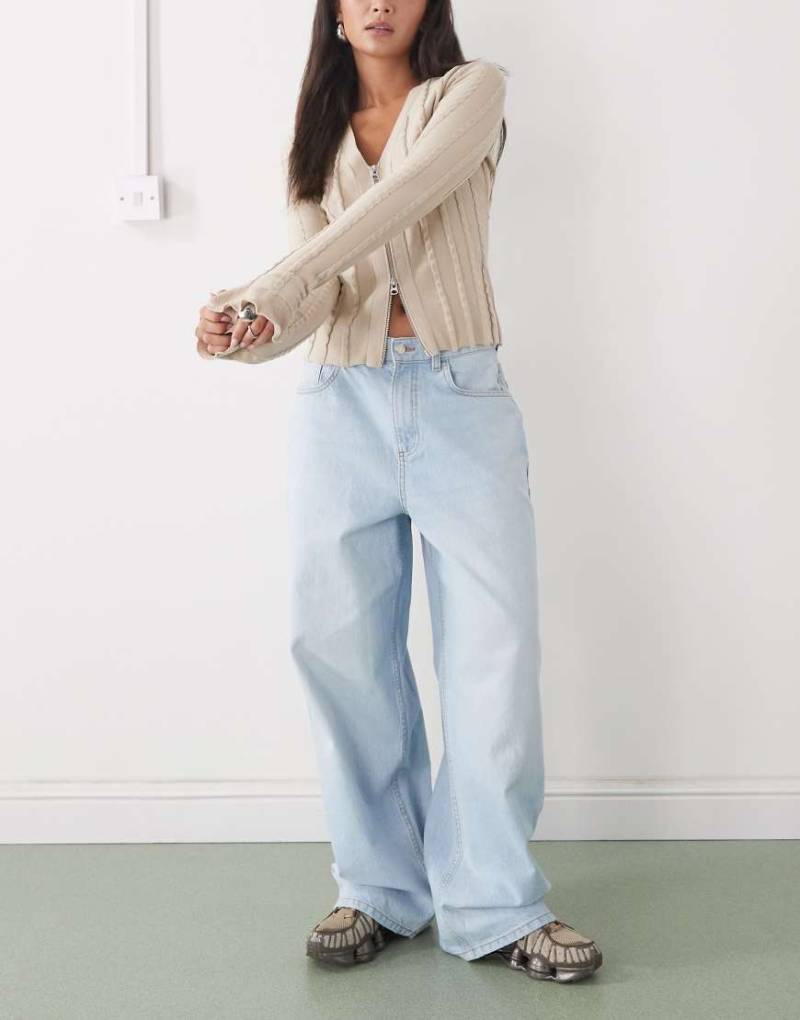 Reclaimed Vintage - Weite Jeans in hellblauer Waschung mit weitem Bein Reclaimed Vintage - Weite Jeans in hellblauer Waschung mit weitem Bein von Reclaimed Vintage