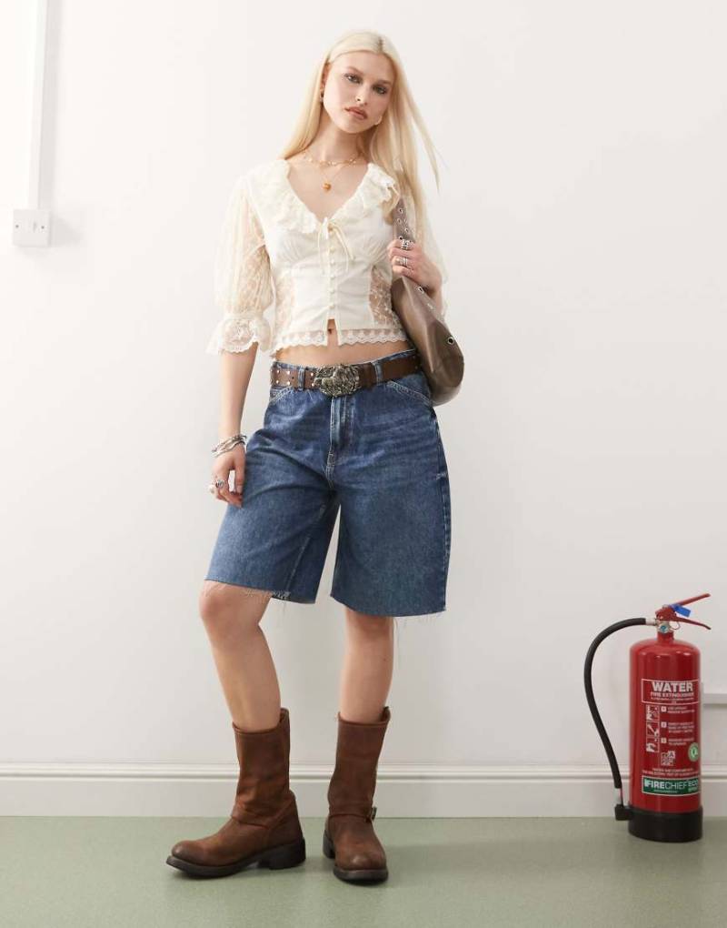 Reclaimed Vintage - Weite Jeansjorts in mittelblauer Waschung mit niedrigem Bund Reclaimed Vintage - Weite Jeansjorts in mittelblauer Waschung mit niedrigem Bund von Reclaimed Vintage