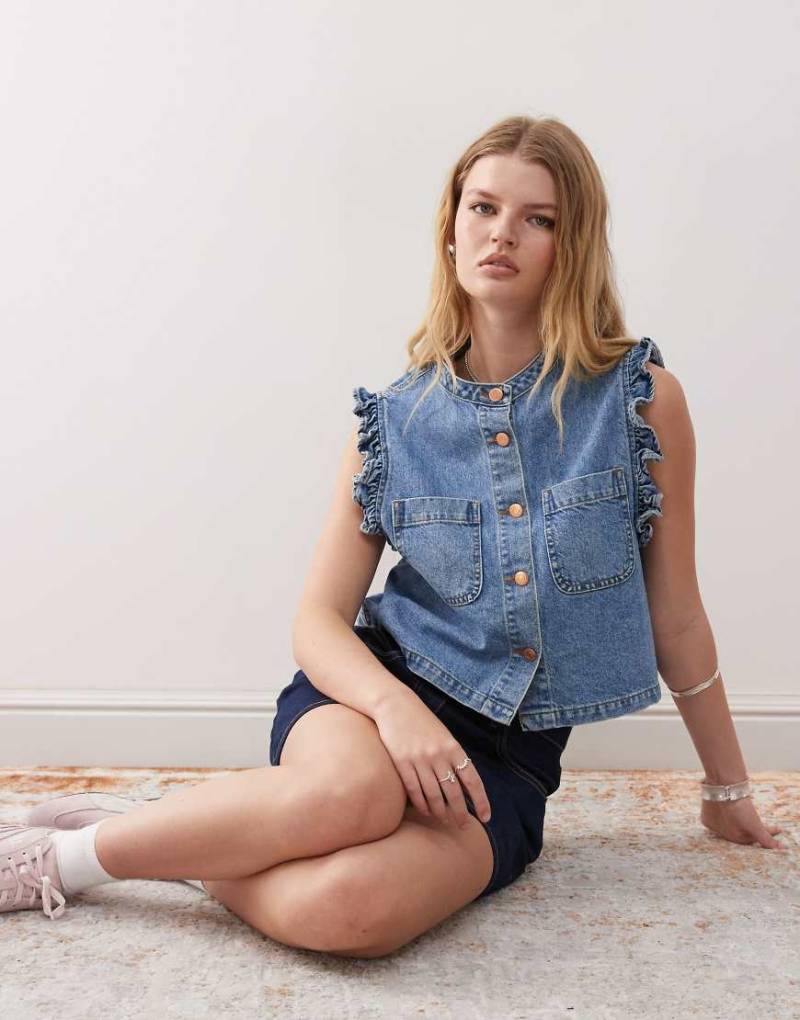 Reclaimed Vintage - Weste aus Denim in mittelblauer Waschung mit Rüschen von Reclaimed Vintage