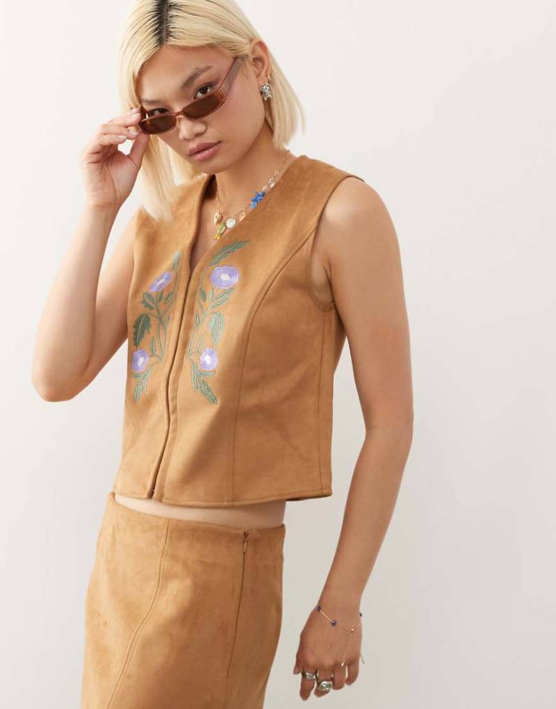 Reclaimed Vintage - Festival-Weste aus Wildlederimitat in Hellbraun mit Stickerei, Kombiteil von Reclaimed Vintage