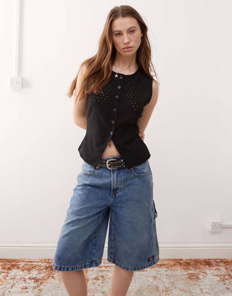 Reclaimed Vintage - Weste in Schwarz mit Lochstickerei und Knopfleiste von Reclaimed Vintage