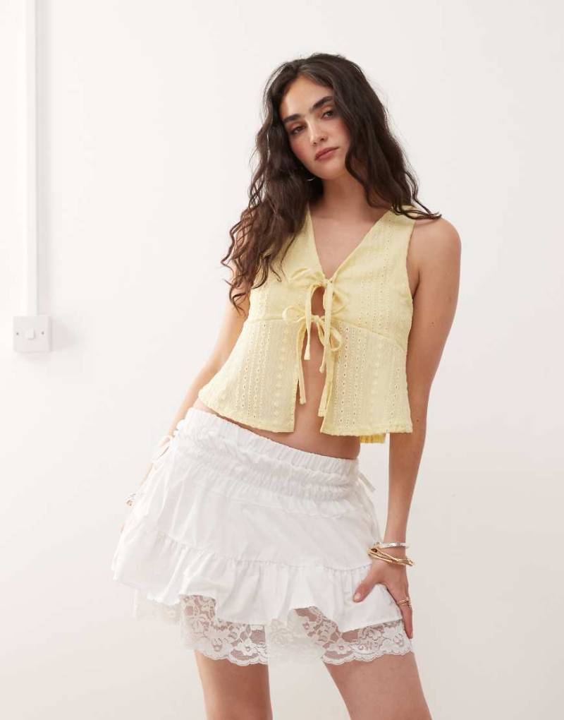 Reclaimed Vintage - Festival-Western-Minirock in Weiß mit Spitze von Reclaimed Vintage