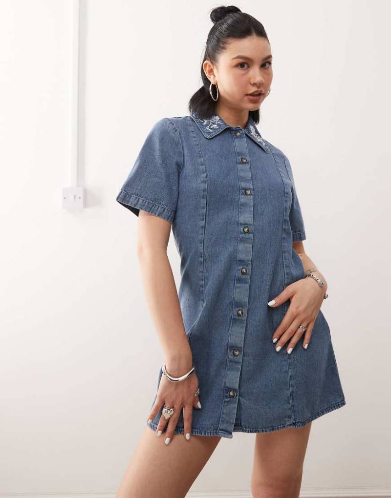 Reclaimed Vintage - Western-Jeanskleid in A-Linie in verwaschenem Mittelblau mit Stickerei von Reclaimed Vintage