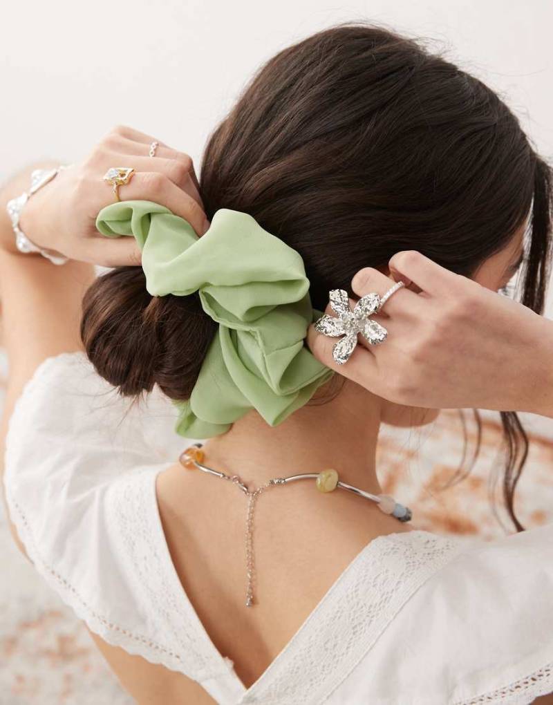 Reclaimed Vintage - Oversize-Scrunchie aus Chiffon in Grün von Reclaimed Vintage