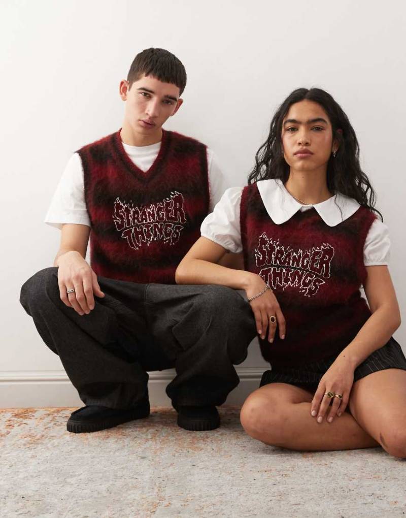 Reclaimed Vintage x Stranger Things - Flauschiger Unisex-Strickpullunder in Rot und Schwarz gestreift mit Logo-Stickerei-Bunt von Reclaimed Vintage